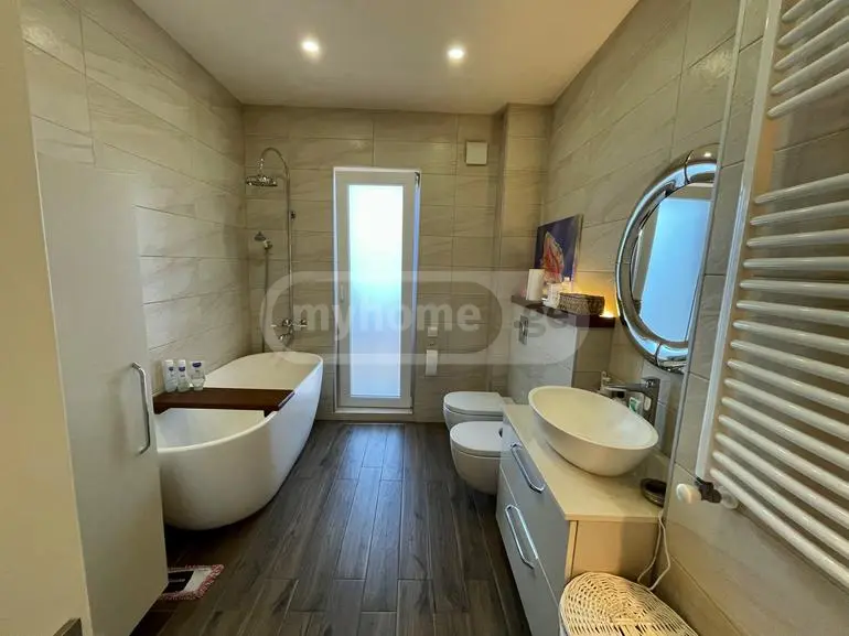 იყიდება 6 ოთახიანი ბინა