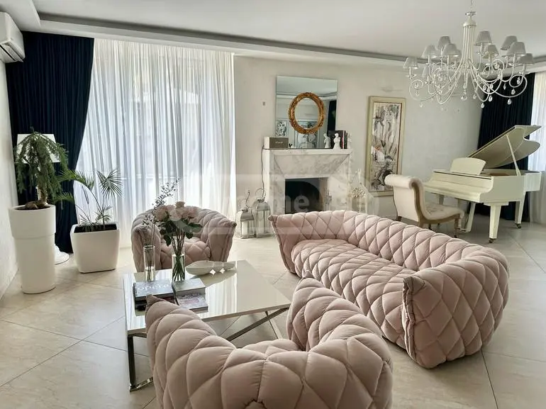 იყიდება 6 ოთახიანი ბინა