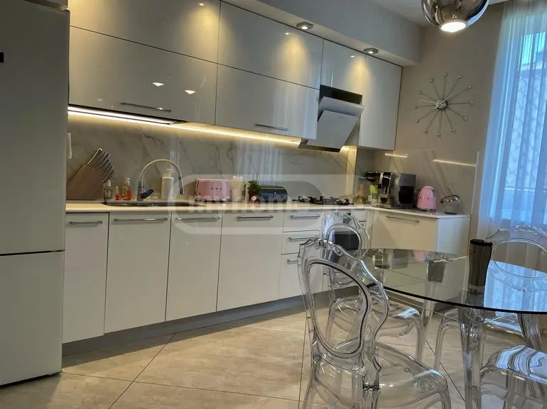 იყიდება 6 ოთახიანი ბინა